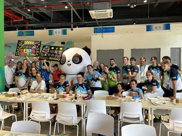 4. DAN: Slavje ob torti in začetek tekmovanja za atlete in atletinje