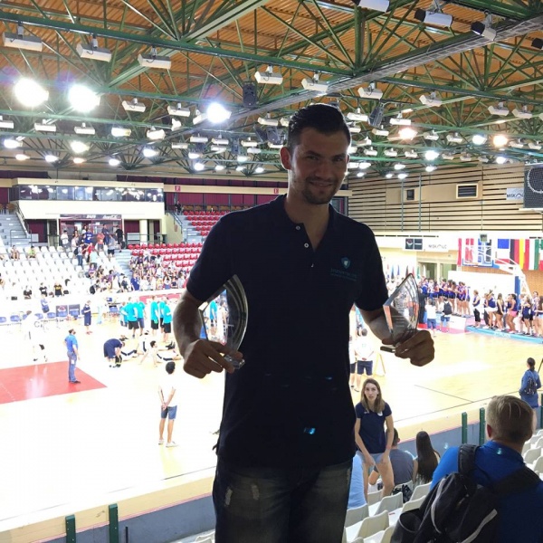 Tim &Scaron;kerbec z nagradama za najbolj&scaron;ega strelca in skakalca prvenstva.