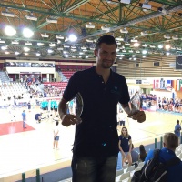 Tim &Scaron;kerbec z nagradama za najbolj&scaron;ega strelca in skakalca prvenstva.